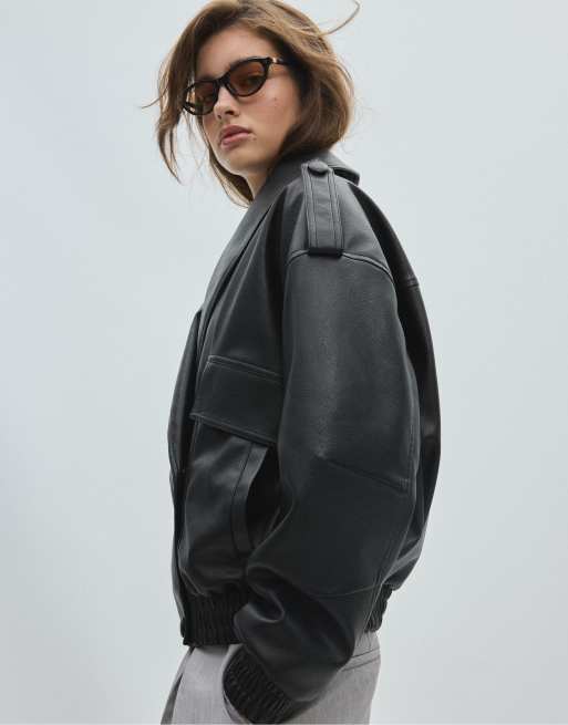 Stradivarius gesteppte Jacke in Lederoptik, kastig, in Schwarz, 2 von 7