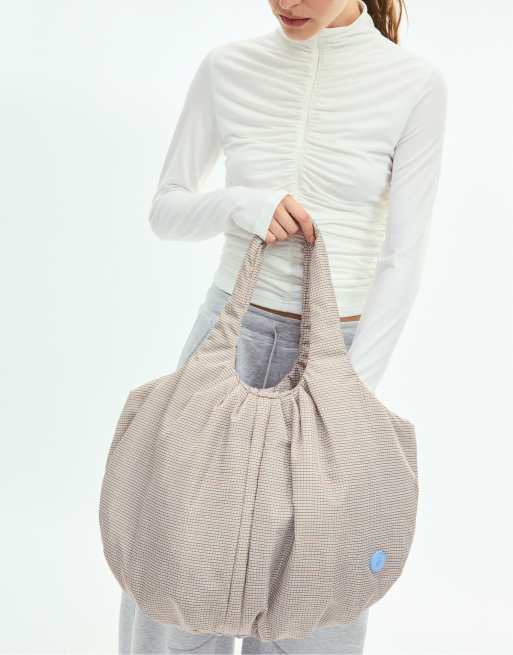 Stradivarius gesteppte Maxitasche in Himmelblau, 3 von 4