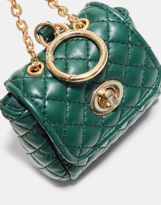 Stradivarius gesteppte Mini-Tasche mit Anhänger in Flaschengrün, 2 von 4