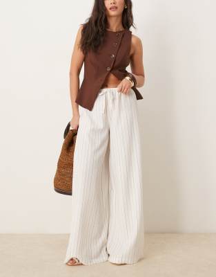 Stradivarius - Gestreifte Hose in ecrufarbener Leinenoptik mit weitem Bein-Neutral