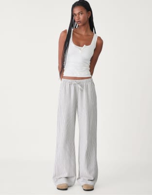 Thumbnail - Stradivarius - Gestreifte Hose in Grau