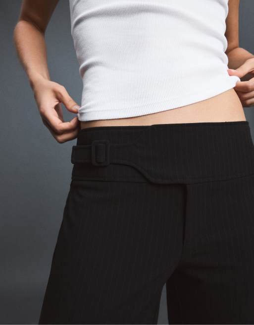 Stradivarius gestreifte Hose mit geradem Bein und Schnallendetail in Schwarz, 4 von 7