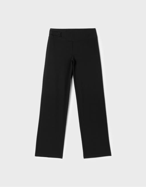 Stradivarius gestreifte Hose mit geradem Bein und Schnallendetail in Schwarz, 6 von 7
