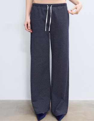 Stradivarius - Gestreifte Jogginghose in Dunkelblau mit weitem Bein-Marineblau