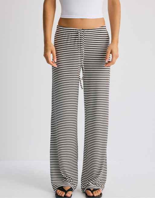 Stradivarius gestreifte Jogginghose mit schmaler Taille in Braun, 2 von 7