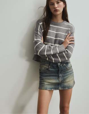 Stradivarius - Gestreifter Cropped-Strickpullover in Dunkelgrau