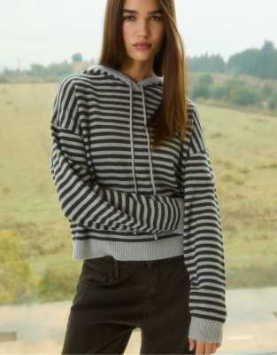 Stradivarius - Gestreifter Kapuzenpullover in Dunkelgrau