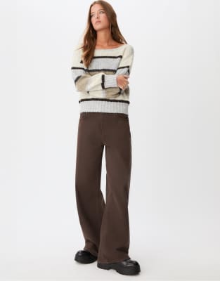 Stradivarius - Gestreifter Pullover in Braun mit U-Boot-Ausschnitt-Brown