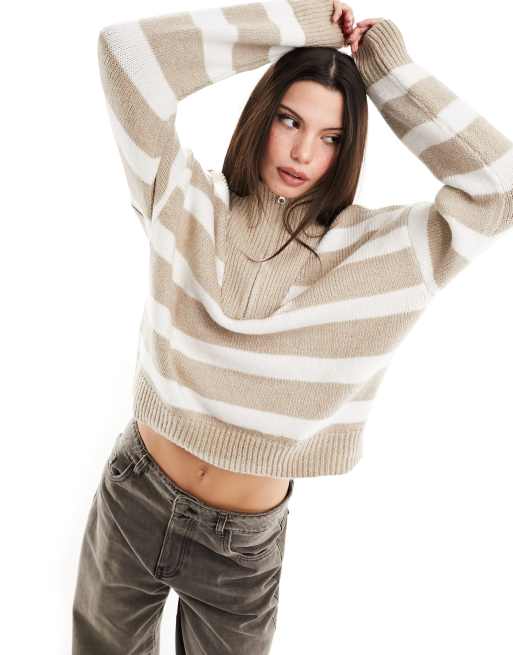 Stradivarius – Gestreifter Pullover in Kamelbraun mit