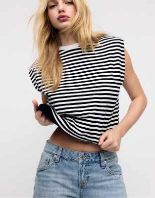 Stradivarius - Gestreiftes Basic-T-Shirt in Schwarz mit Schulterpolstern