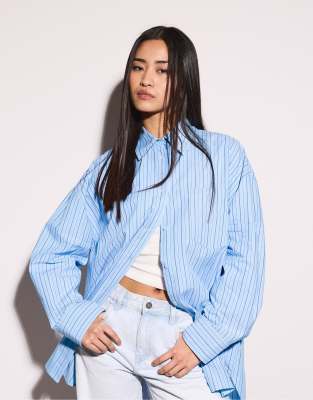 Stradivarius - Gestreiftes Oversize-Jeanshemd in grauer Waschung