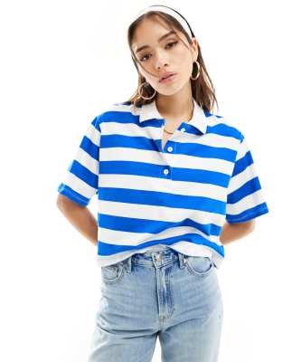 Stradivarius - Gestreiftes Oversize-Polo-Oberteil in Blau