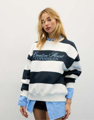 Stradivarius - Gestreiftes Sweatshirt in Marineblau mit Stickerei
