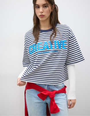 Stradivarius - Gestreiftes T-Shirt in Marineblau mit Print
