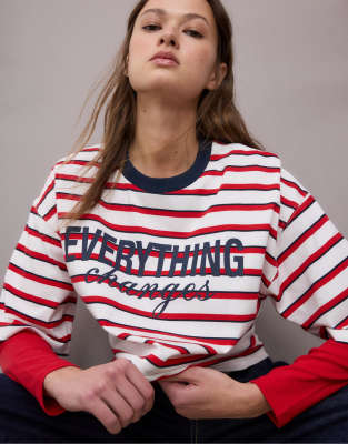 Stradivarius - Gestreiftes T-Shirt in Rot mit Print