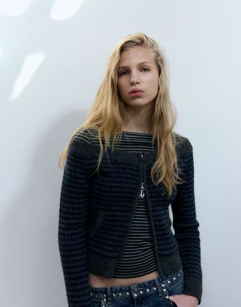 Stradivarius – Gestrickte Jacke in Dunkelblau mit Reißverschluss und U-Boot-Ausschnitt - view 1