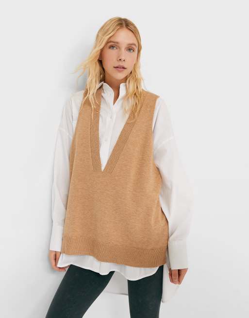 Stradivarius – Gestricktes Oversize-Trägertop mit V-Ausschnitt in Camel