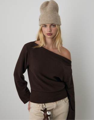 Stradivarius - Gestricktes T-Shirt in Braun mit U-Boot-Ausschnitt und Schärpengürtel-Brown