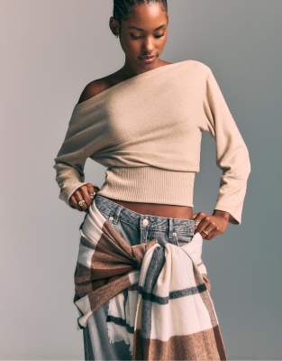 Stradivarius - Gestricktes T-Shirt in Steinbeige mit U-Boot-Ausschnitt und Schärpengürtel-Weiß