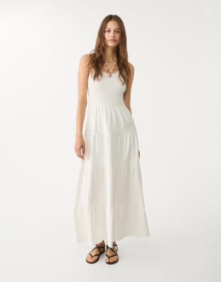 Stradivarius - Gestuftes Maxi-Trägerkleid in Weiß