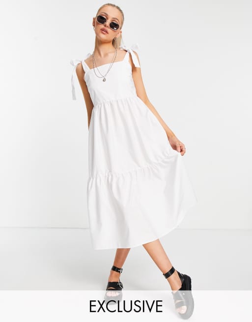 Stradivarius – Gestuftes Popeline-Midikleid in Weiß mit Bindebändchen