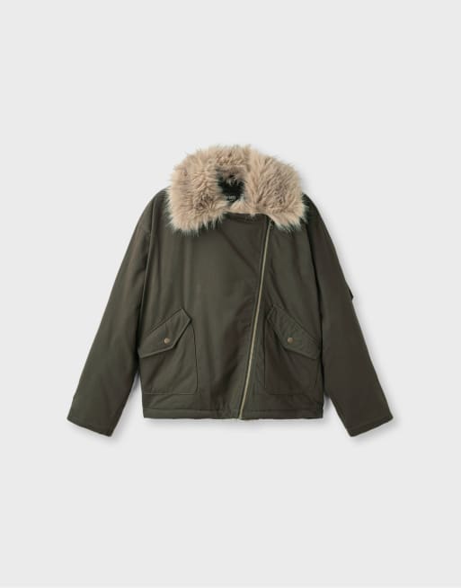 Stradivarius gewatteerd oversized jack in suède-look met faux-furkraag in kaki, 5 van 6