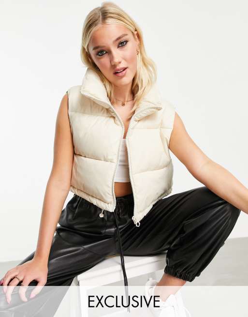 Stradivarius - Gewatteerde cropped bodywarmer in ecru 