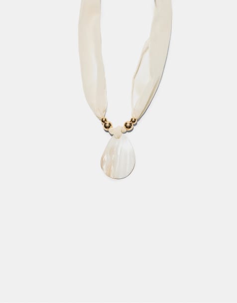 Stradivarius - Geweven ketting met parelmoer detail in ecru - view 1