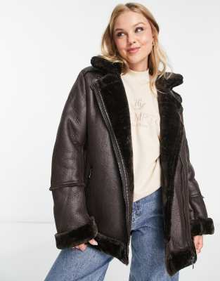 Stradivarius - Giacca aviatore in pelle sintetica marrone | ASOS