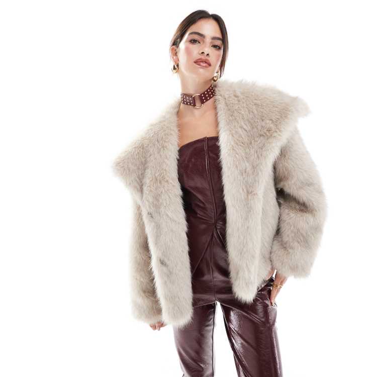 Stradivarius Giacca beige in pelliccia sintetica con colletto