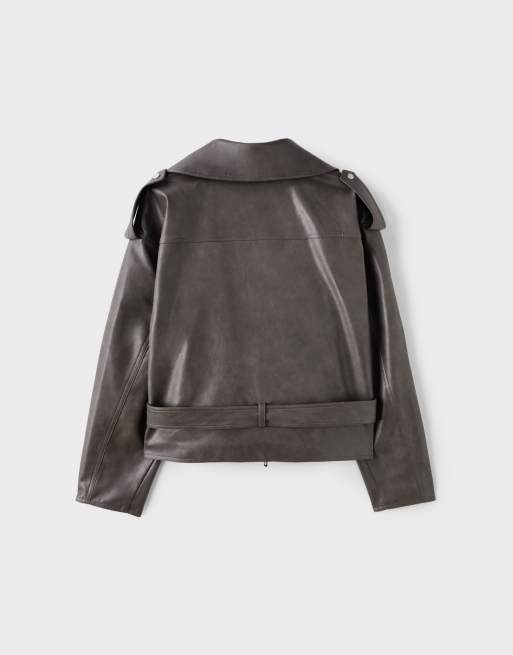 Stradivarius giacca biker effetto pelle con cintura in grigio scuro, 7 di 7