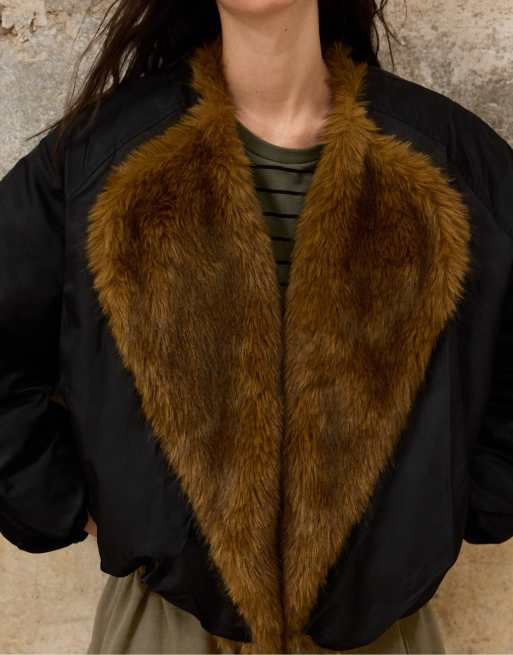 Stradivarius giacca bomber con rever in pelliccia sintetica nera, 4 di 7