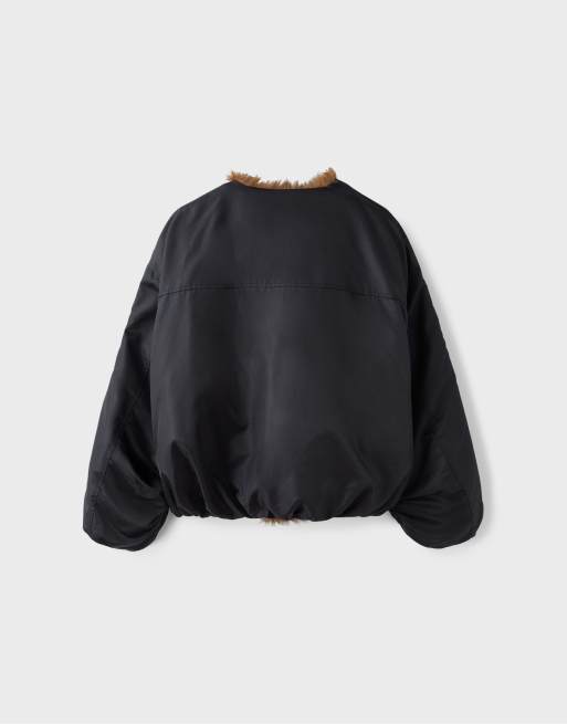 Stradivarius giacca bomber con rever in pelliccia sintetica nera, 7 di 7