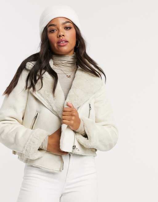 Stradivarius - Giacca corta stile aviatore in pelle sintetica con pile borg écru