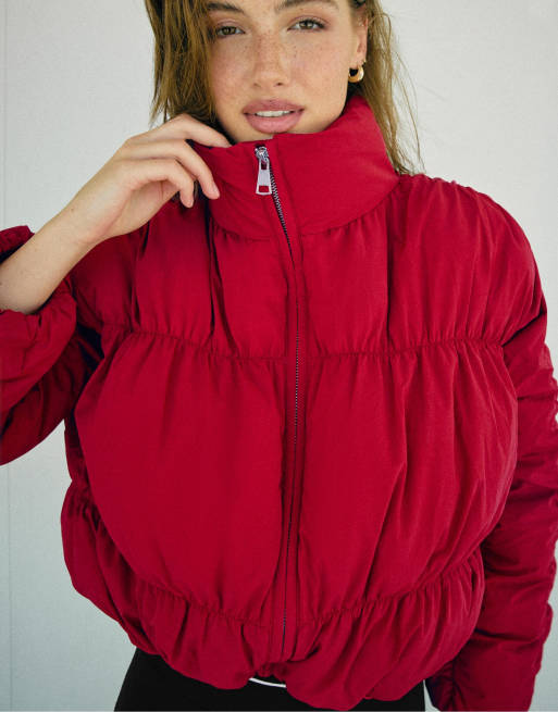 Stradivarius giacca imbottita con collo alto e dettaglio arricciato in rosso scuro, 2 di 7