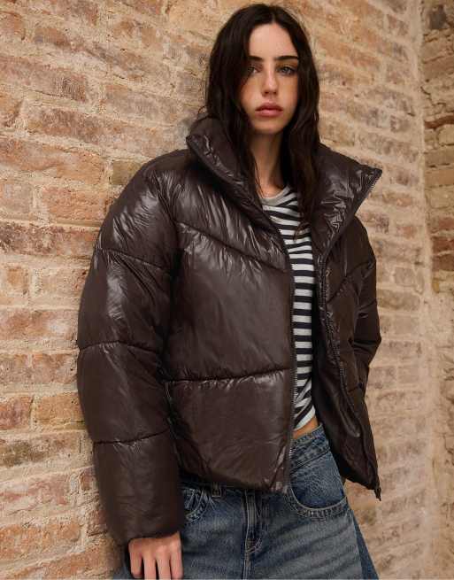 Stradivarius giacca imbottita corta con collo alto marrone, 2 di 7
