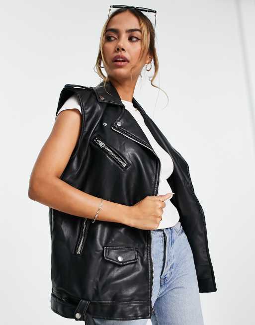 Stradivarius Giacca stile motociclista taglio lungo senza maniche in pelle sintetica nera con cintura ASOS