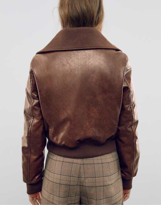 Stradivarius - Giacca taglio corto in pelle sintetica marrone con tasche
