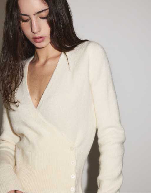 Stradivarius gilet en maille cache-cœur boutonné écru, 4 de 7