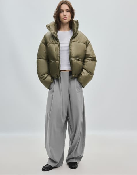 Stradivarius glänzende kurze Daunenjacke in Khaki - view 1