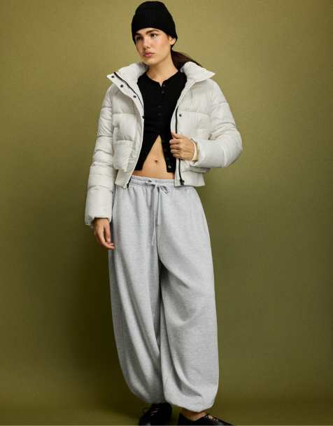 Stradivarius glänzende wattierte Jacke mit Kapuze in Vanille - view 1
