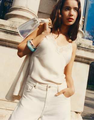 Stradivarius - Glänzendes Oberteil in Ecru mit Spitze-Weiß