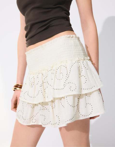 Stradivarius - Glinsterende mini skort met ruches in ecru - view 1