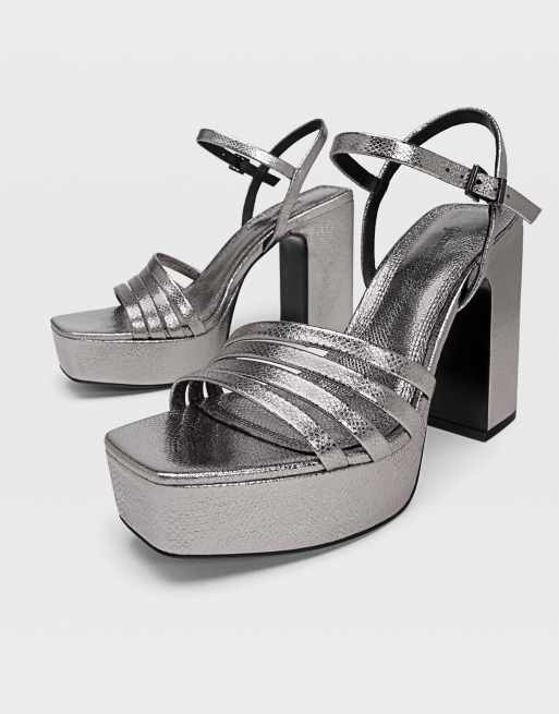 Stradivarius - Glitterende sandalen met plateauhak in metallic