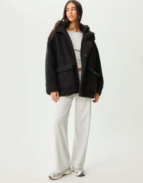 Stradivarius – Grå, kort kappa i fårskinnsimitation - view 1