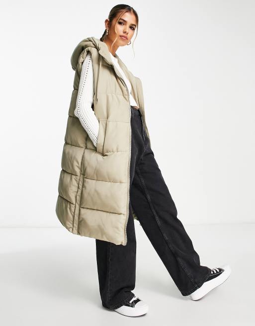 Stradivarius – Gräddvit vadderad väst i lång modell