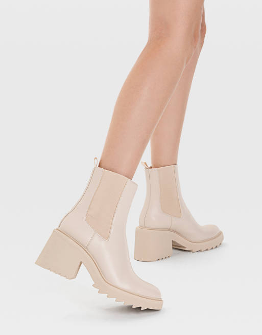 Stradivarius – Gräddvita chelseaboots med grov sula 