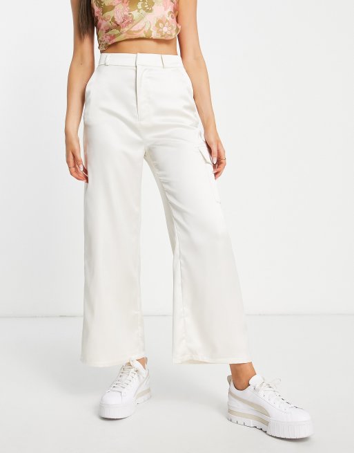 Stradivarius – Gräddvita figursydda cargobyxor i satin