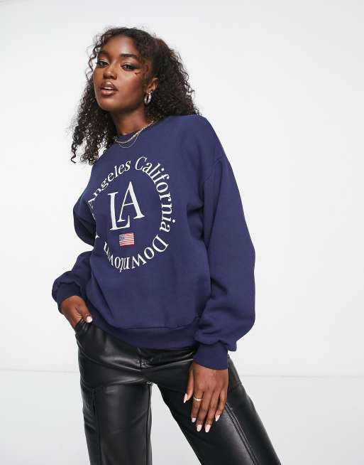 Stradivarius – Granatowa bluza oversize z haftowanym wzorem „Los Angeles”