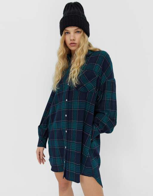 Stradivarius – Granatowa sukienka koszulowa oversize typu boyfriend w kratę  | ASOS